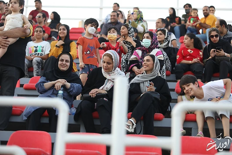 ورزش۳ - حضور پر رنگ تماشاگران زن در تمرین نساجی - صاحبخبر